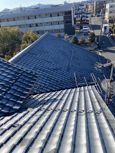 長久手市の美術館で瓦屋根の谷板金点検を実施、穴あきによる雨漏り被害が多いので十分ご注意を